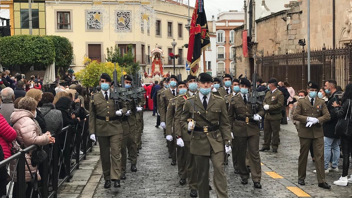 Militares del Regimiento de Artillería de la base de Bótoa durante la procesión.