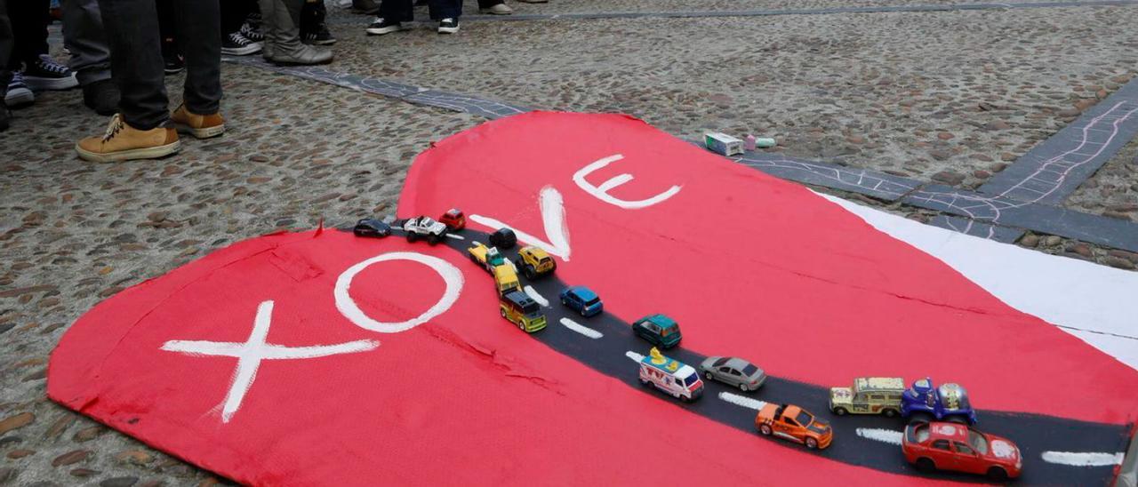 Detalle de las pancartas de protesta de los vecinos durante su concentración frente al Ayuntamiento hace una semana. | Marcos León