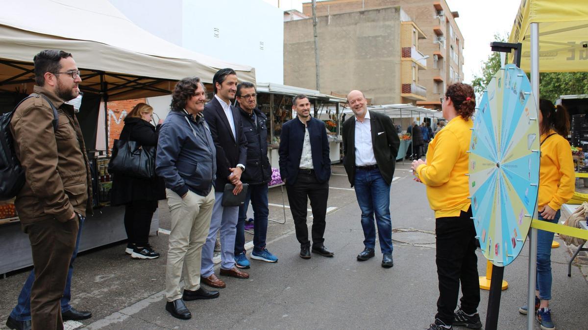 Mandatarios en el mercado de Almàssera