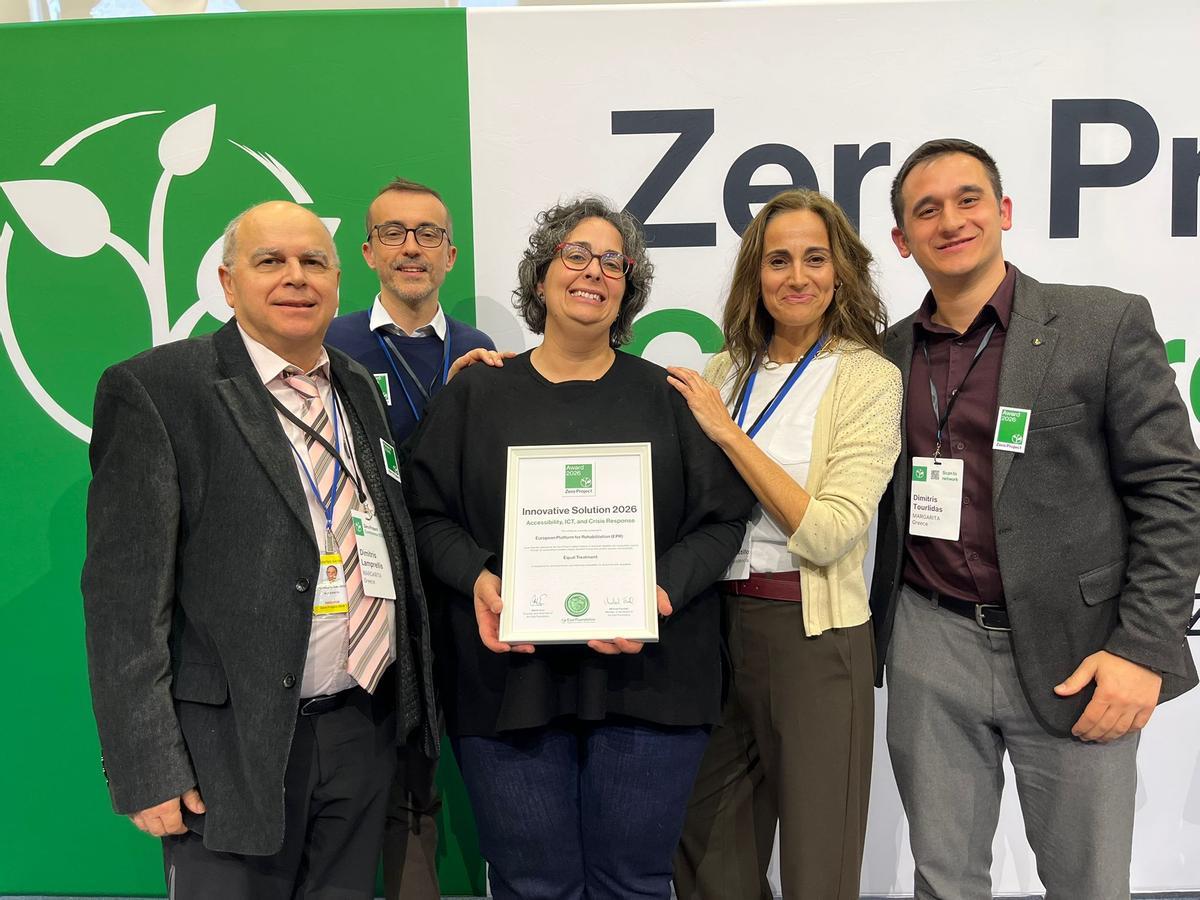 La psiquiatra Laura Vergés i la neuropsicòloga Susanna Esteba, professionals de l'IAS, amb els socis europeus del projecte amb el guardó.