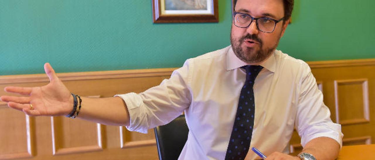 El presidente del PP en Canarias, Asier Antona, en un momento de la entrevista en el Hotel Santa Catalina.