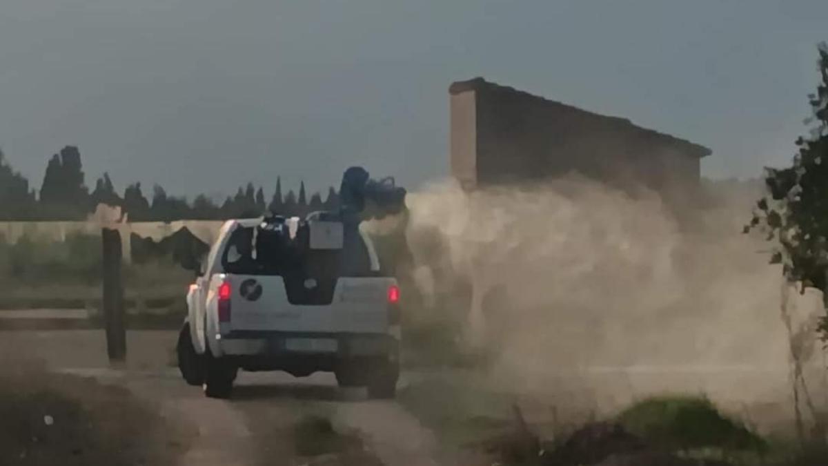 Un vehículo aplica un tratamiento en una partida rural del término de Cullera.