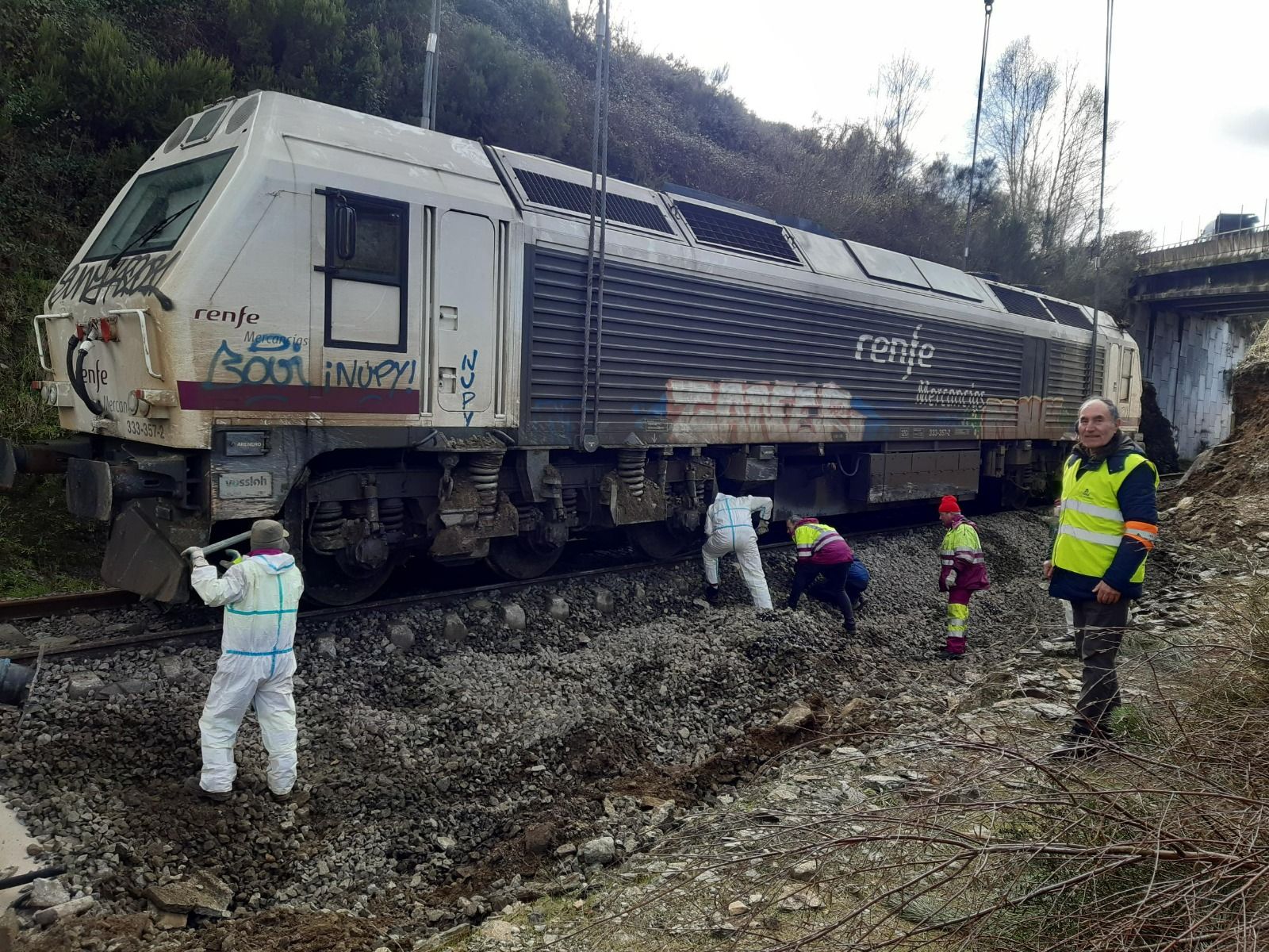 Retiran de la vía el tren descarrilado en Lalín