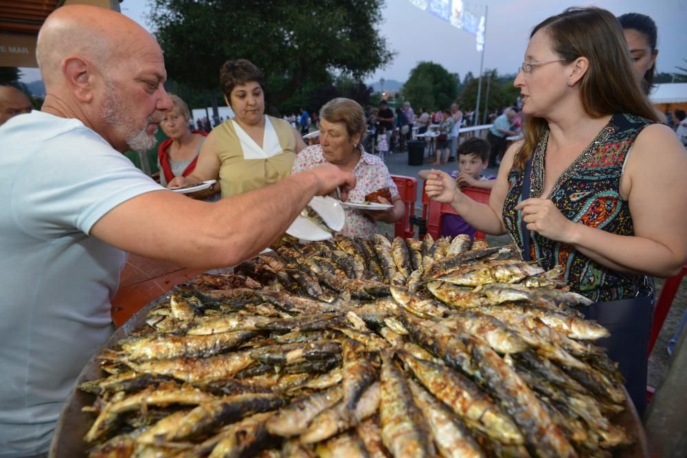 Cientos de personas de toda la comarca acudieron al recinto de A Reiboa para celebran San Xoán entre sardinas, atracciones y fuego.