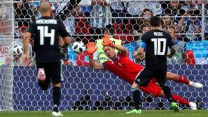 El momento en el que Halldorsson rechaza el penalti lanzado por Messi