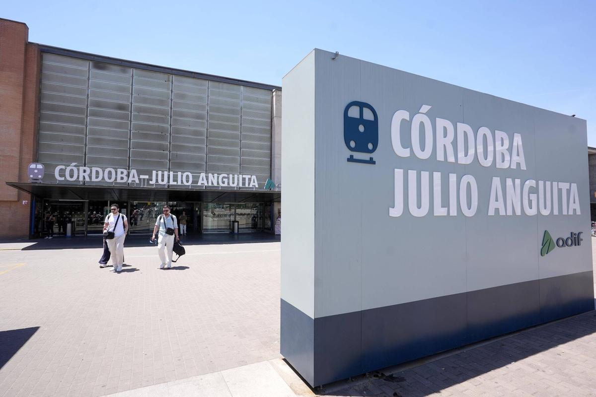 Córdoba. Colocación del rótulo de Julio Anguita en la estación de Córdoba