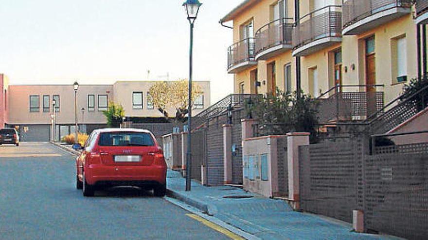 Un carrer de la urbanització del Pi de Sant Just, al Solsonès