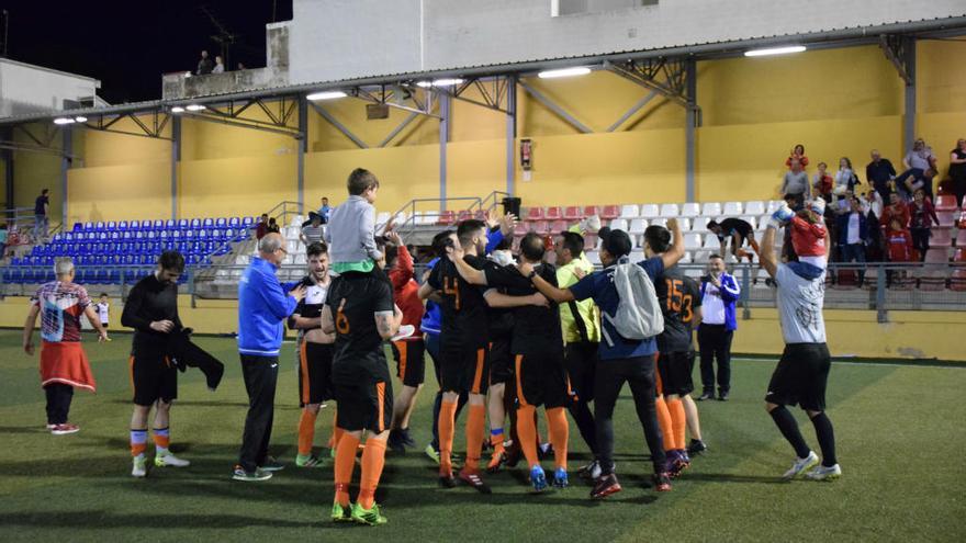 Los jugadores del Monóvar celebran el ascenso a Primera Regional.