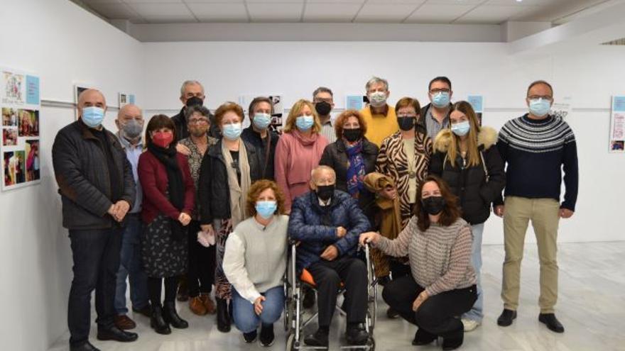 Antonio Ferrer, que visitó ayer la muestra, junto a familiares y concejales