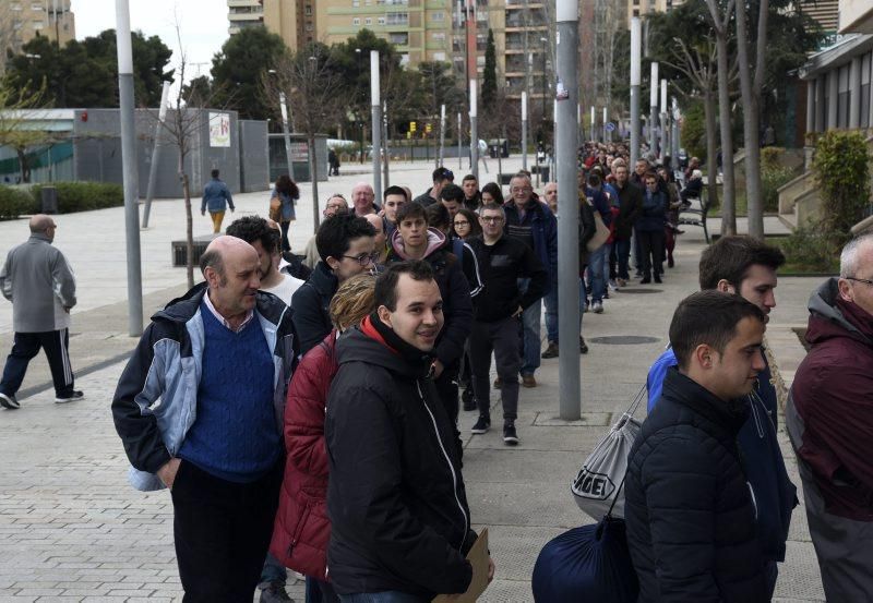 Largas colas para adquirir entradas para el derbi aragonés