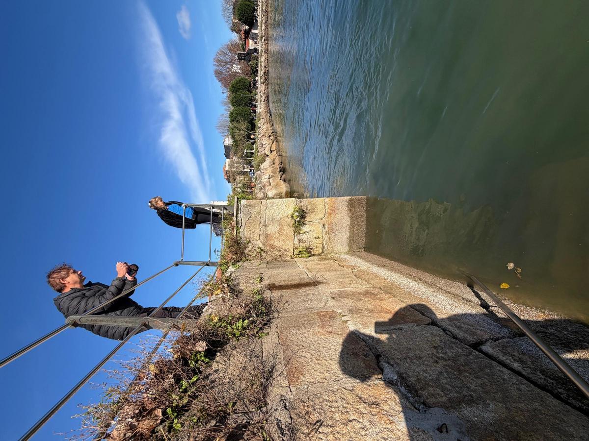 El patrón mayor, Javier Costa, observando ayer el vertido de residuos al mar en la dársena de Cangas.