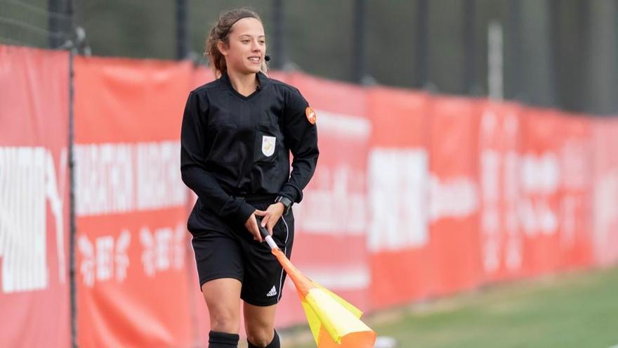 Ágata González arbitrant un amistós entre el Girona i el Llagostera