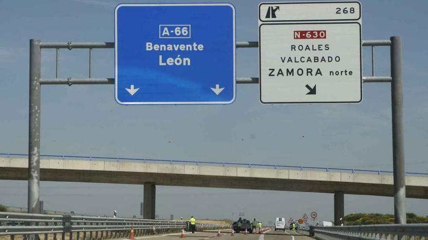 Punto exacto donde se abrió la autovía, en las proximidades de Zamora capital, instantes antes de desplazarse los conos.