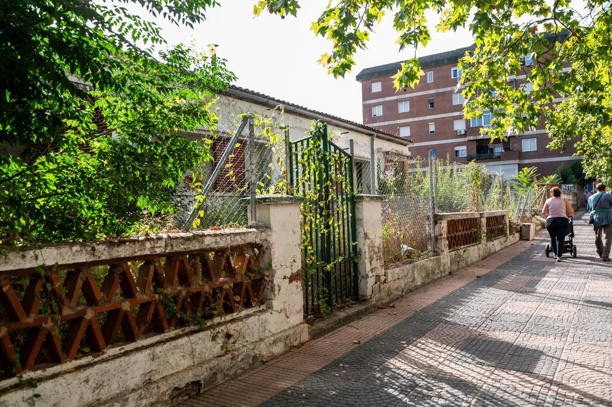 Fotogalería | La huella del abandono en las antiguas viviendas policiales de la avenida de Cervantes de Cáceres