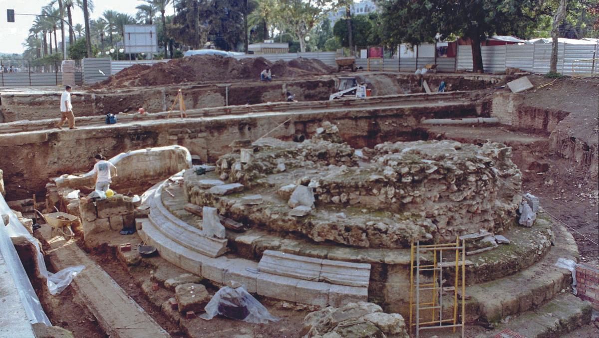 Unas catas arqueológicas descubrieron en 1993 los mausoleos de la Puerta de los Gallegos.