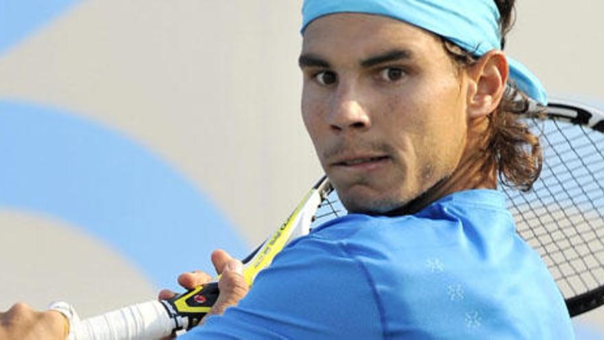 Nadal devuelve un golpe de Tsonga.