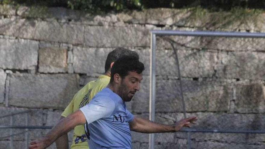 Un futbolista del Moaña se apresta a golpear el balón ayer. // S. Álvarez