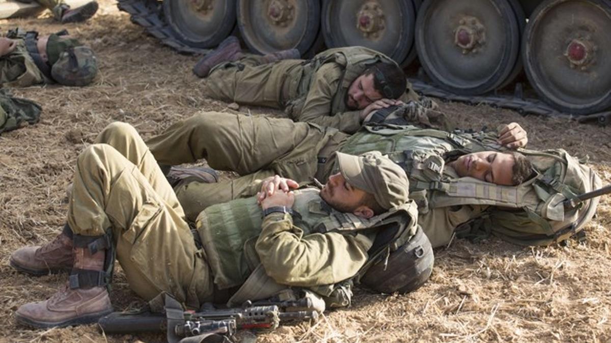 Soldados israelís descansan cerca de la frontera de Gaza, este martes.