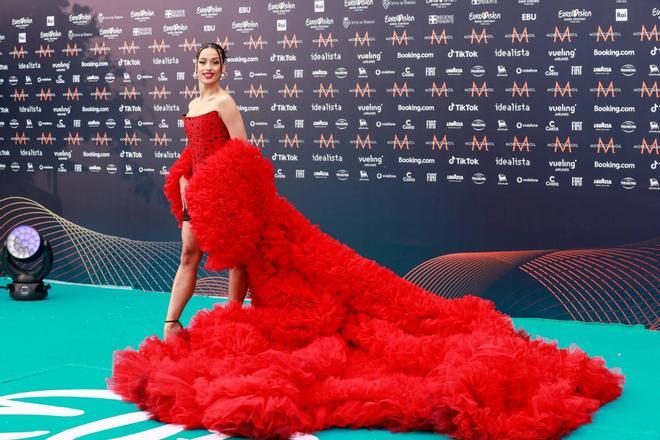 Chanel Terrero con vestido rojo de lunares y una gran bata de cola