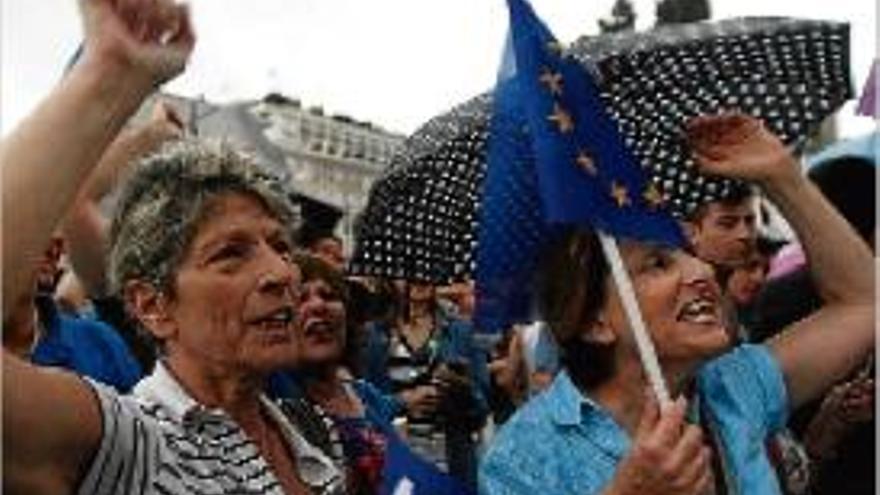 Manifestants a favor del sí ahir al vespre a Atenes