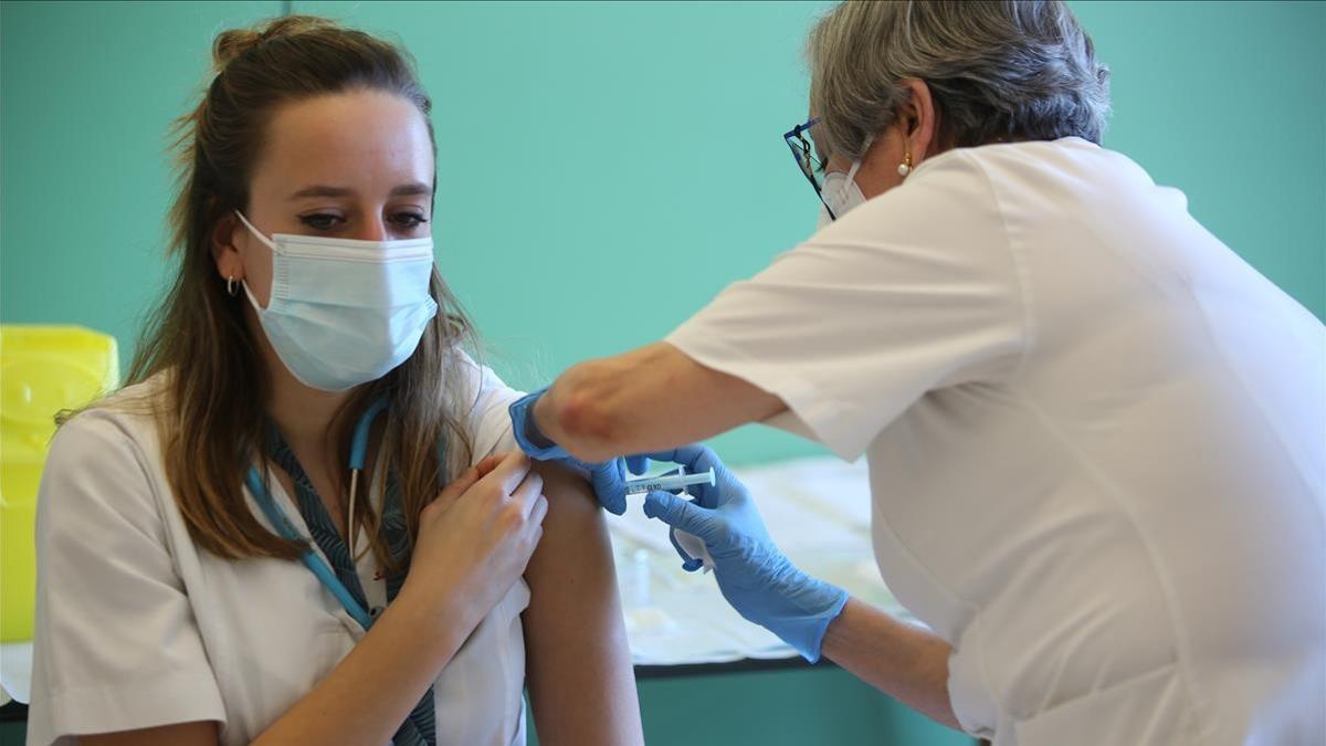 ESPLUGUES DE LLOBREGAT 16 01 2021  Sociedad   Vacunacion de los profesionales sanitarios de l Hospital Sant Joan de Deu en Barcelona con la vacuna de Moderna  Son las primeras vacunes de Moderna que se ponen en Catalunya  FOTO de RICARD CUGAT