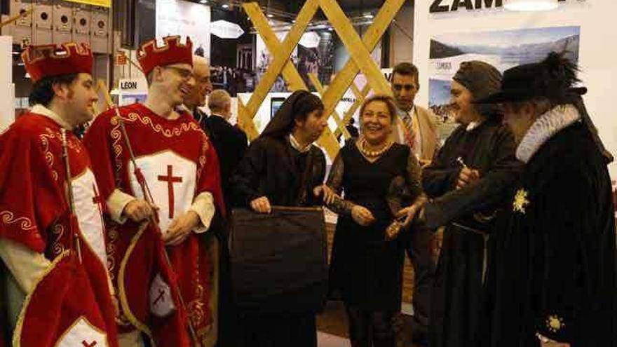 La alcaldesa, Rosa Valdeón, charla con los representantes de la Semana Santa de Zamora ayer en Fitur.