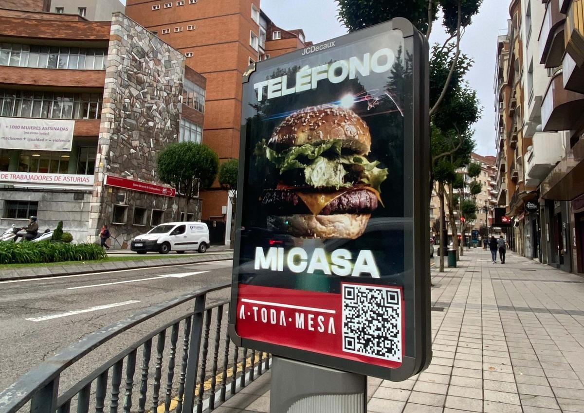 En el mupy, la hamburguesa Costiburger de "A toda mesa", con pan brioche, carne 100% ternera asturiana, costilla de cerdo deshuesada en salsa BBQ con 8 horas de cocción, beicon crujiente, queso cheddar americano y lechuga Batavia.