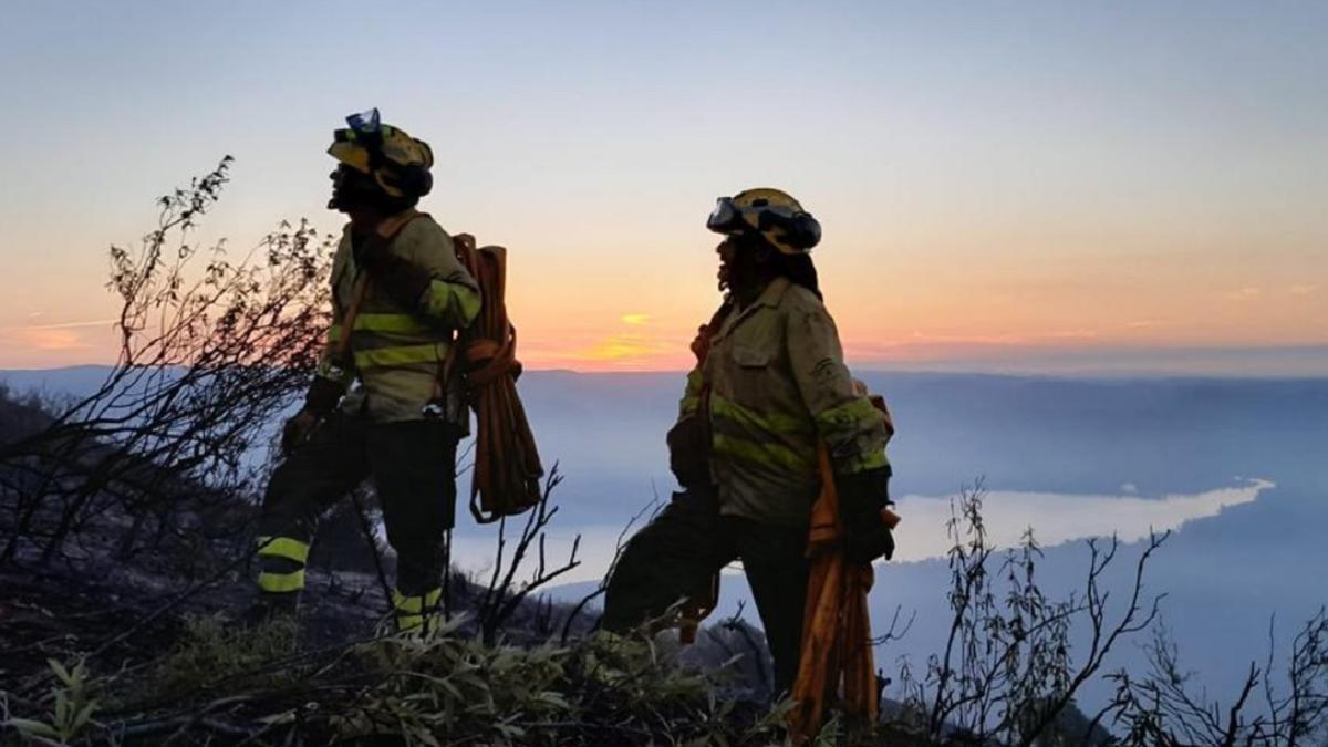 El fuerte viento dificulta esta noche el control del incendio forestal de Cerro Muriano