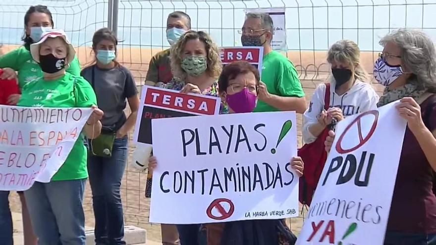 Vecinos de Sant Adrià de Besòs protestan ante la playa contaminada cerrada