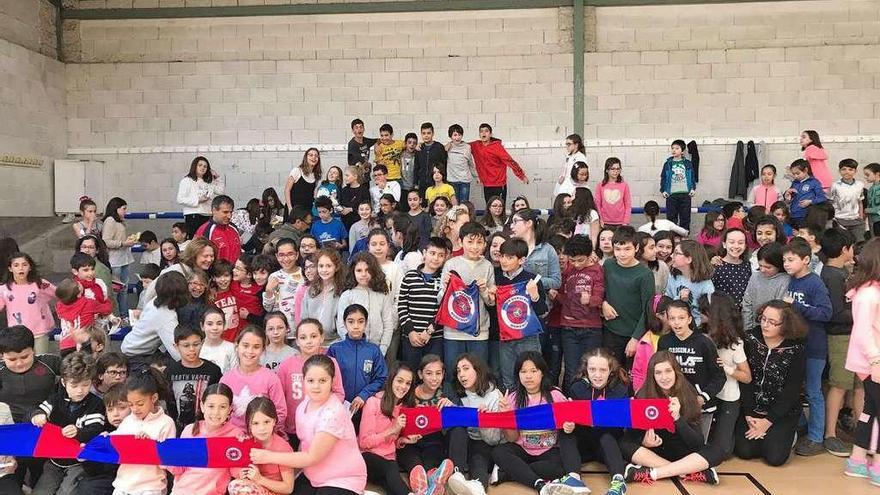 El Colegio Mestre Vide de Ourense recibió a la directiva y jugadores de la UD Ourense.// Iñaki Osorio