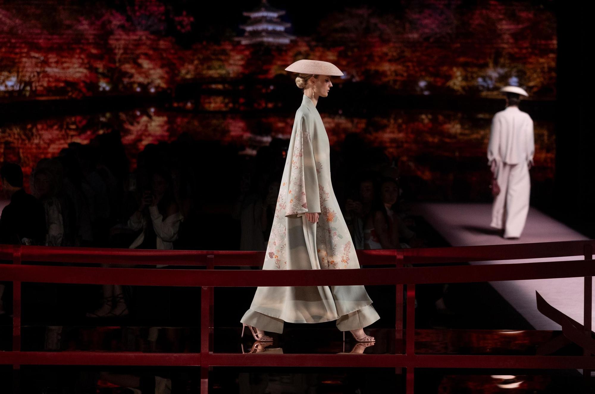 Isabel Sanchis tiñe de verde y rosa la pasarela madrileña