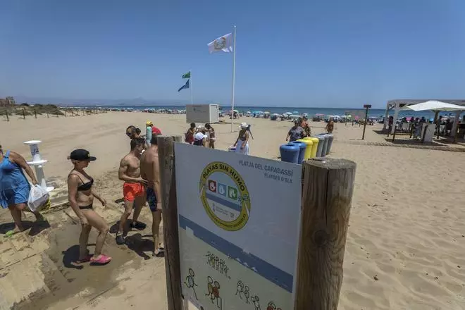 Las playas de la provincia se liberan de humos