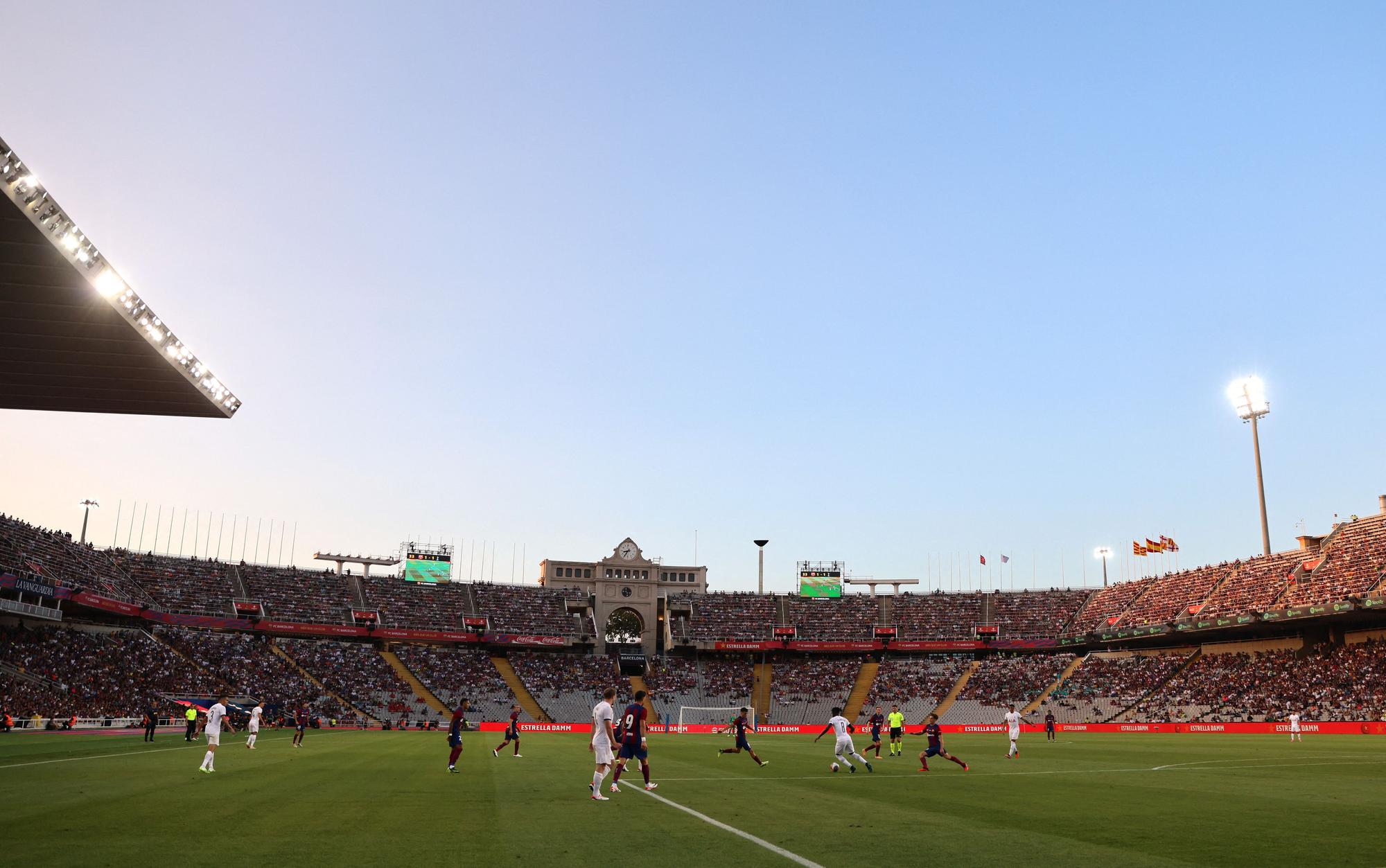 Les millors imatges del debut del Barça al Lluís Companys en el Trofeu Joan Gamper