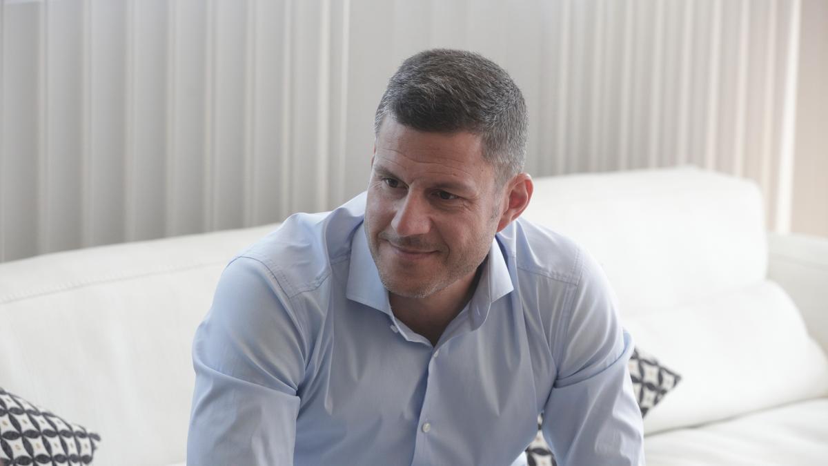 Otman Ktiri, fundador y propietario de OK Mobility en su despacho , en Palma.
