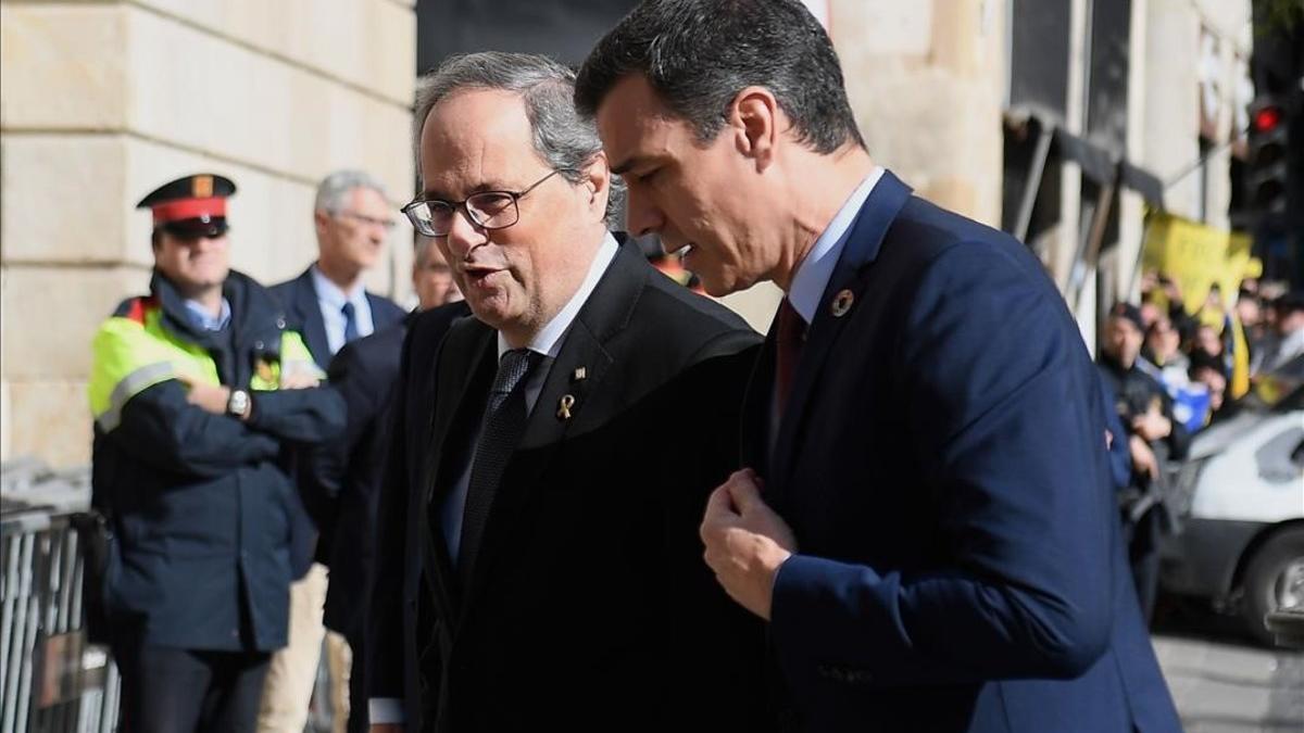 El 'president', Quim Torra, recibe al jefe del Gobierno, Pedro Sánchez, a las puertas de la Generalitat, el 6 de febrero.