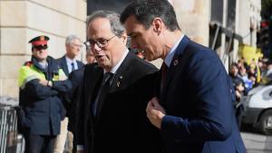 El ’president’, Quim Torra, recibe al jefe del Gobierno, Pedro Sánchez, a las puertas de la Generalitat, el 6 de febrero.