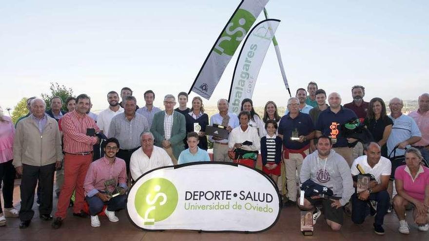 Los ganadores del XIX Campeonato de golf de la Universidad de Oviedo, en el campo de Los Balagares.