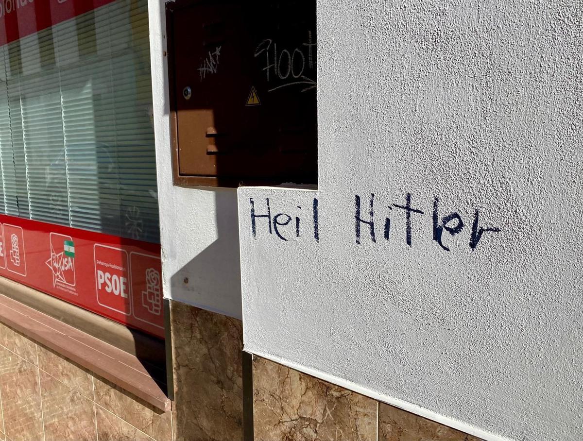 Pintadas aparecidas en la fachada de la sede del PSOE peñarriblense.