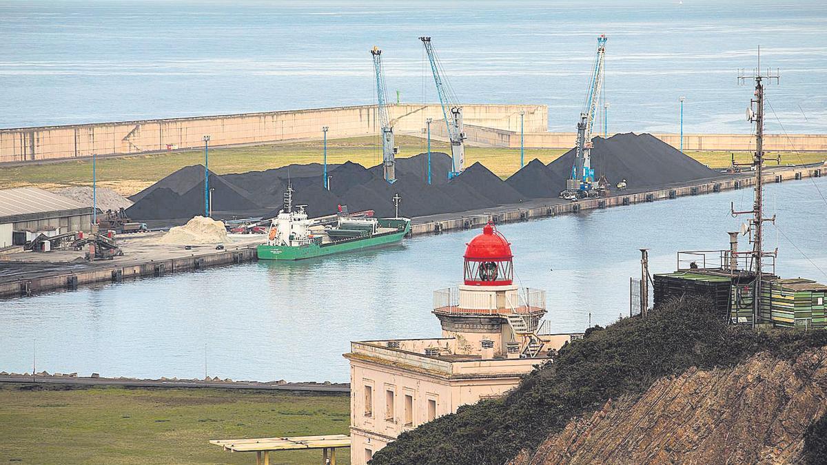 Al fondo, el muelle norte de la ampliación de El Musel.