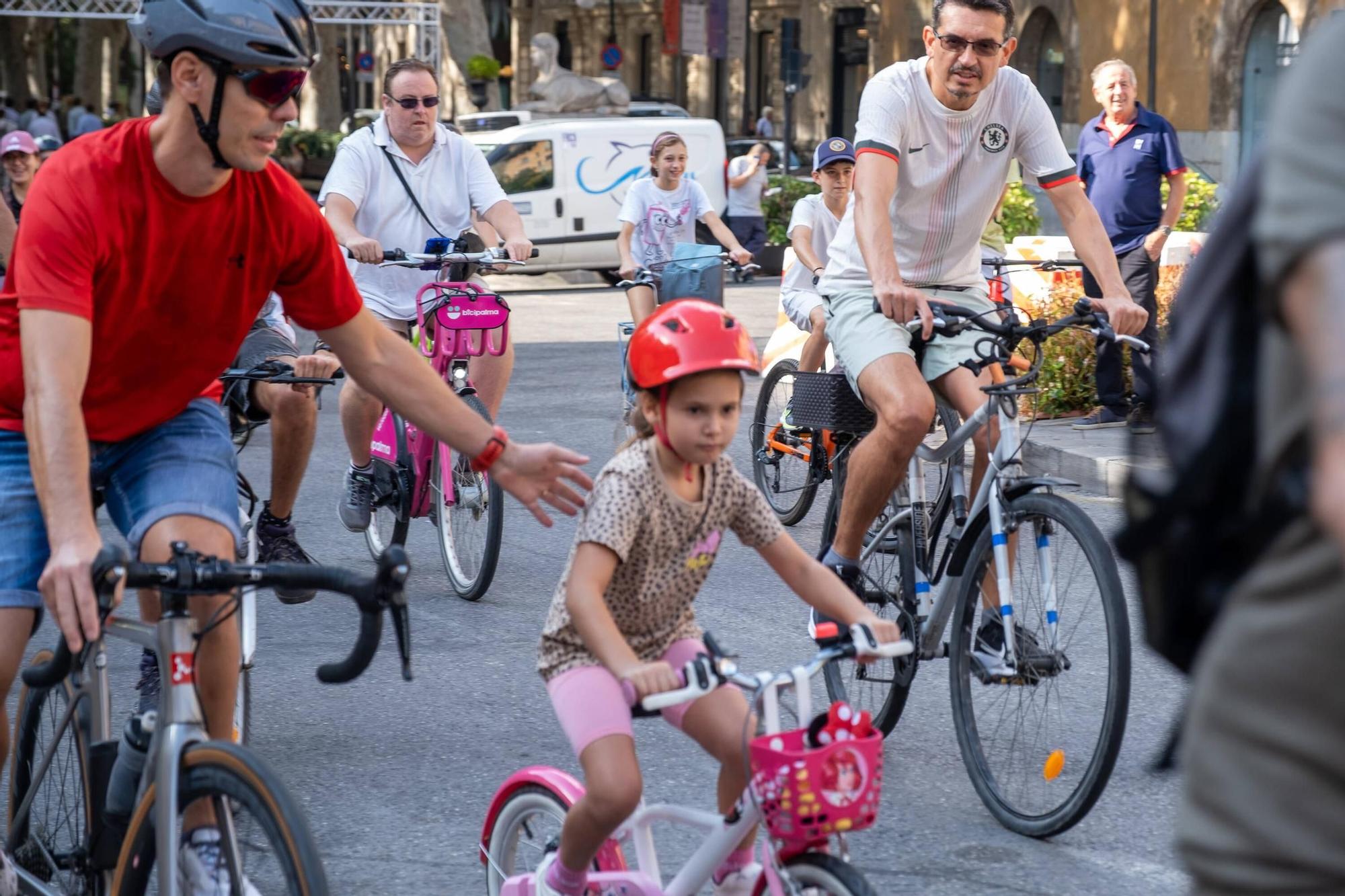 Un centenar de personas participan en la bicicletada de Palma