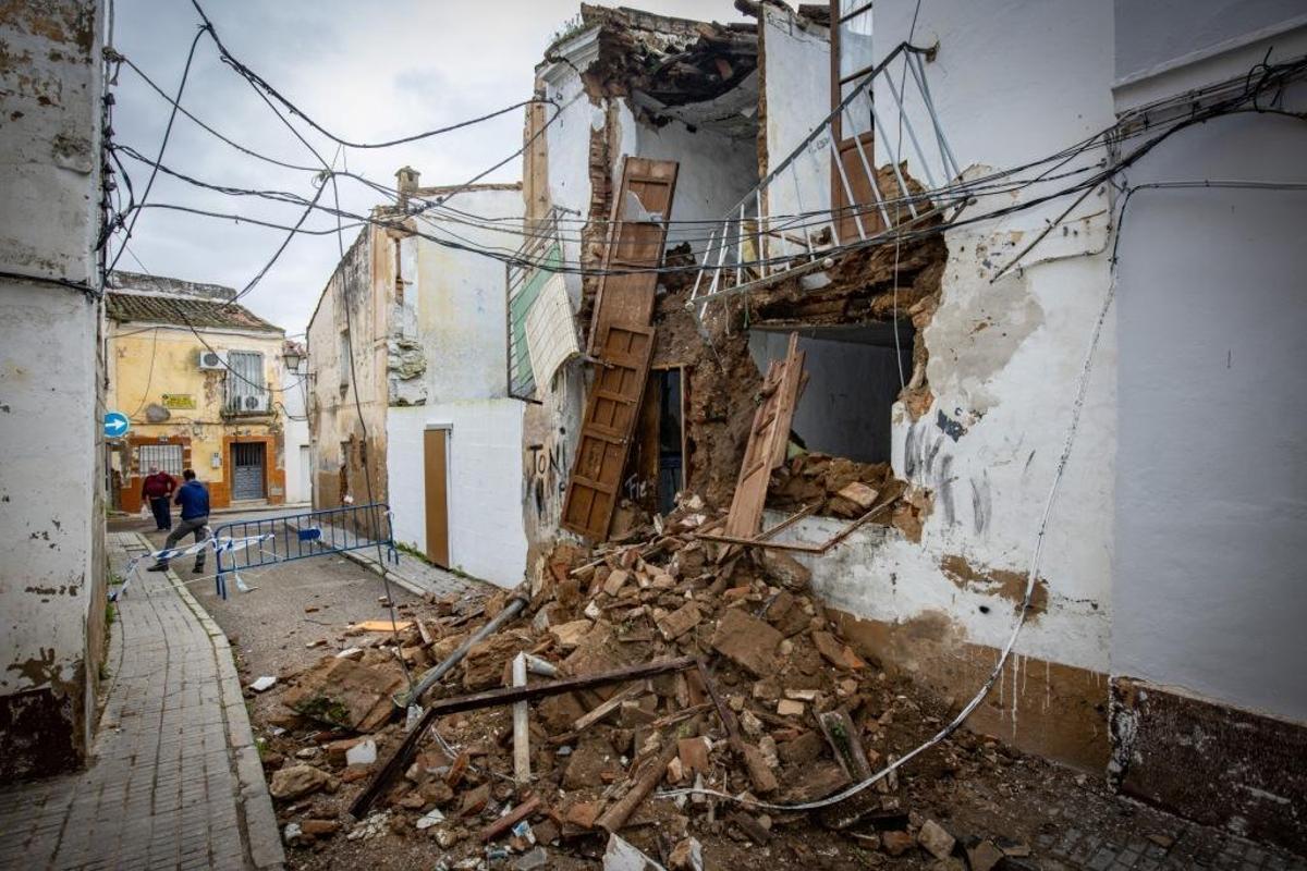 Una casa deshabitada de la calle Amparo se derrumba