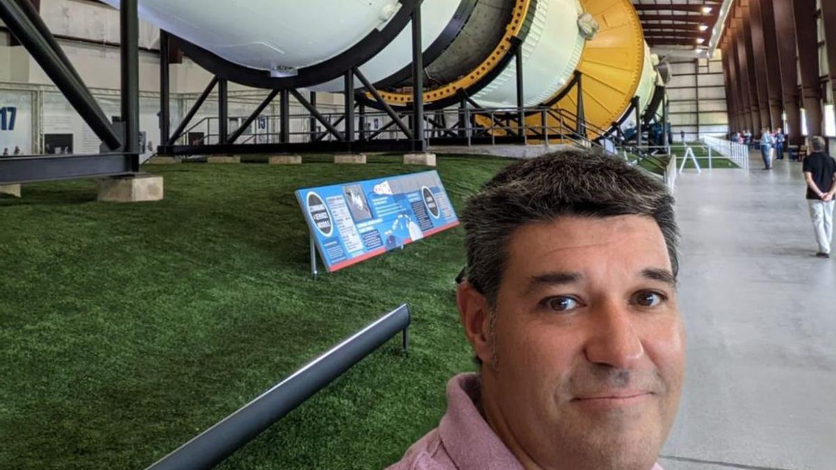 Arturo Fernández, en el Johnson Space Center de la Nasa, con un cohete Saturn V detrás. | Uniovi