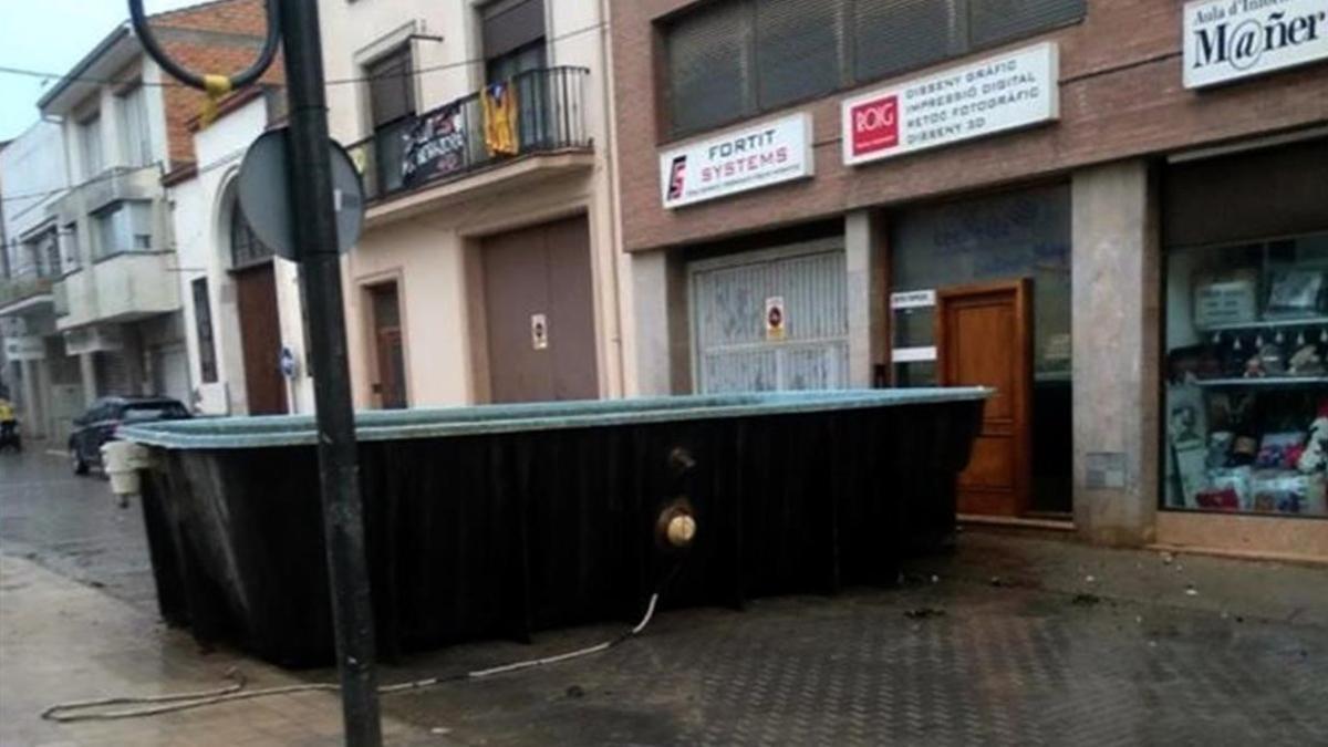 La piscina que ha caído desde el terrado de un edificio.