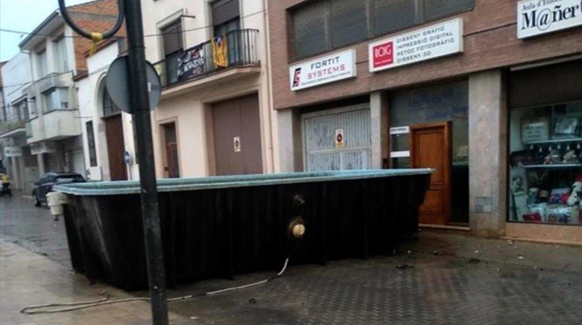 undefined52594889 imatge de la piscina que el vent ha fet caure des d un terra200302181319 undefined52594889 imatge de la piscina que el vent ha fet caure des d un terra200302181319