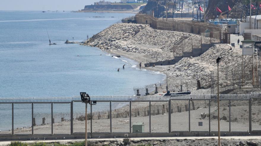 Imagen del perímetro fronterizo en la playa del Tarajal, en Ceuta.