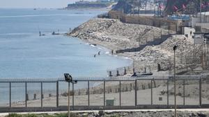 Una imagen del perímetro fronterizo en la playa del Tarajal, en Ceuta.