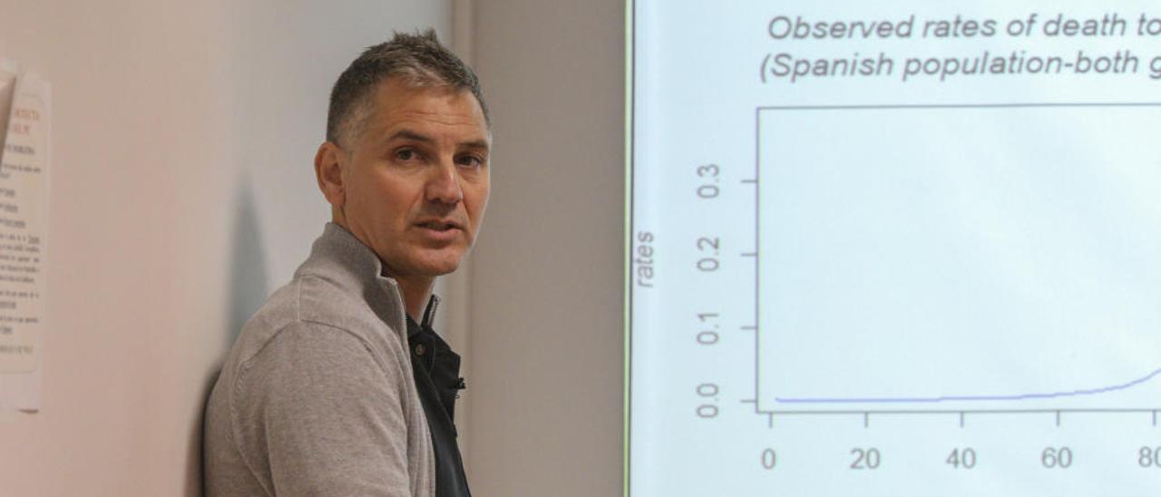 El investigador Francisco Morillas Jurado impartió ayer un seminario en la UMH sobre estadística, longevidad y límites del ser humano.