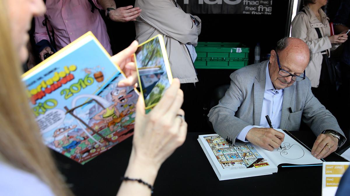 Francisco Ibáñez firma libros en la FNAC.