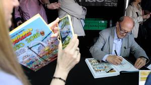 Francisco Ibáñez firma libros en la FNAC.