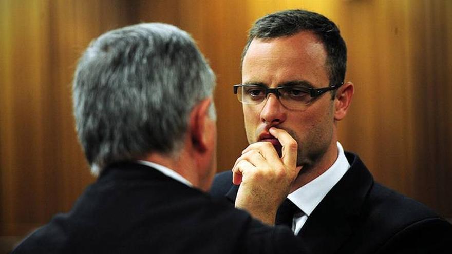 La novia de Pistorius intentó protegerse antes de morir